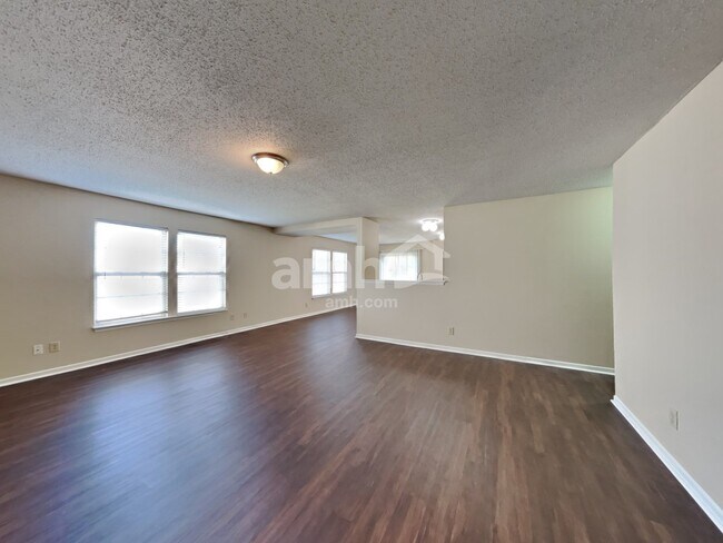 Foto del edificio - 8811 Mellot Way