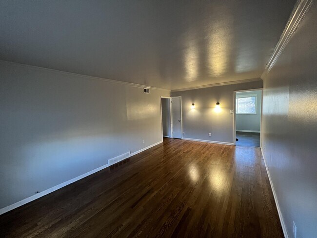 Building Photo - 10130 Chaucer Ave