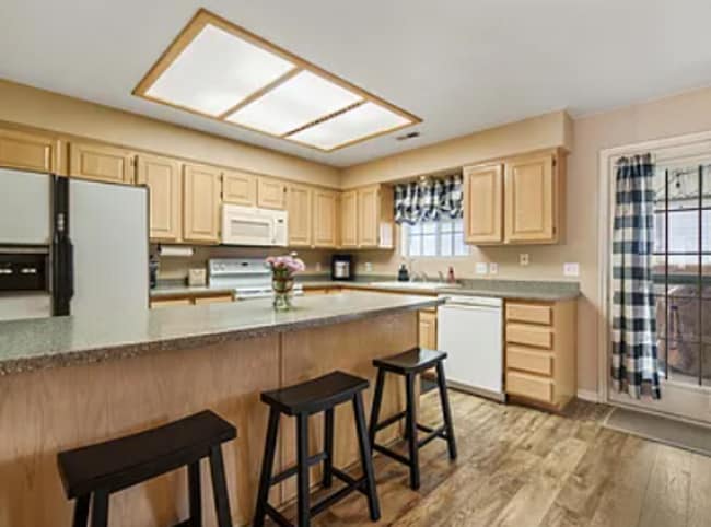 Building Photo - Charming 3 Townhome Close to Shopping