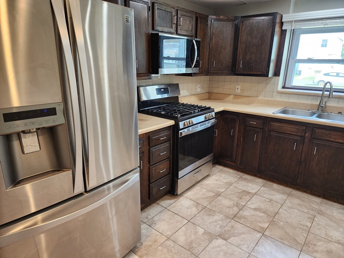 Cocina con estufa/hornillo nuevo y microondas. - 100 Manning Pl