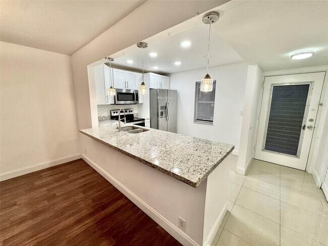 Building Photo - 2821 Somerset Dr