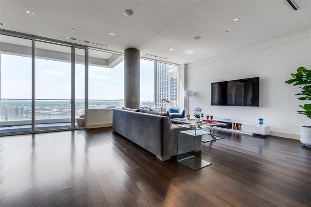 Foto del edificio - 2408 Victory Park Ln