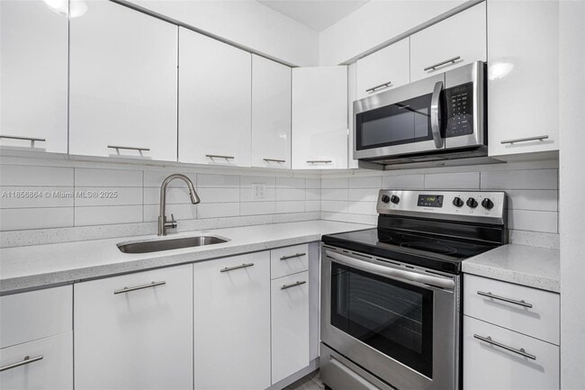 Foto del edificio - 7600 Pembroke Rd