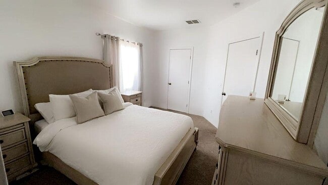 Bed Rm 1 - 525 Locust St