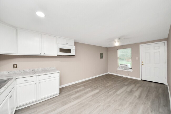 Foto del edificio - 17111 River Rd