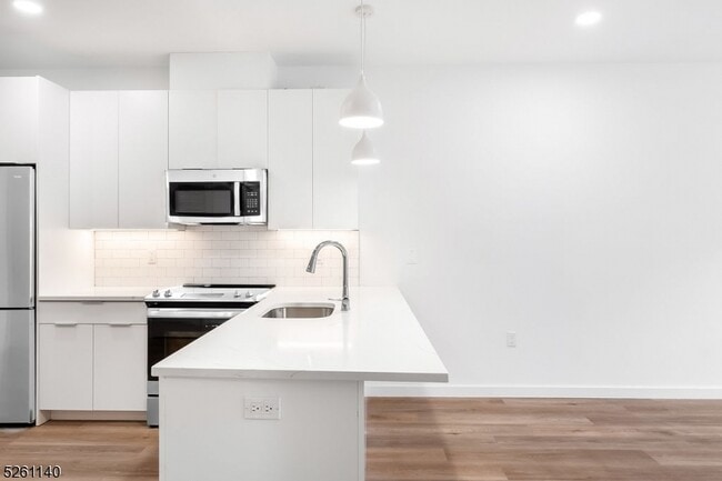 Building Photo - 25 Freeway Dr E