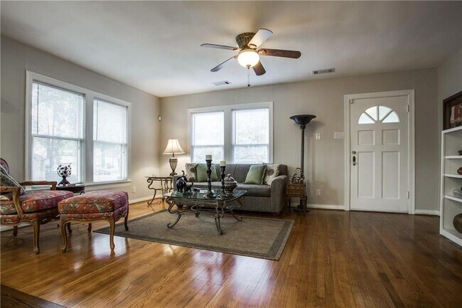 Foto del edificio - 5307 Maple Springs Blvd
