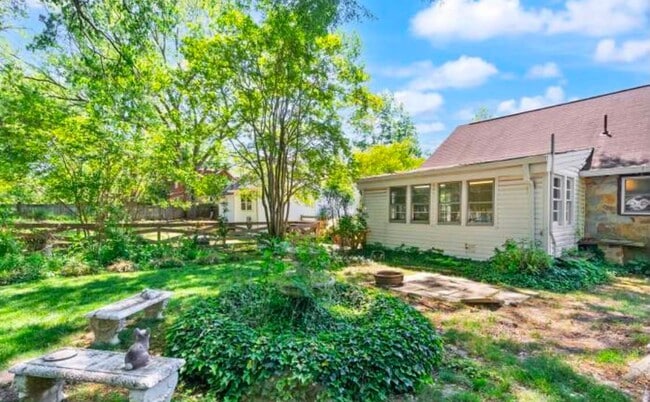 Building Photo - 2602 Stone Hedge Dr