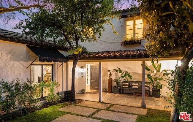 Foto del edificio - 1514 Sunset Plaza Dr