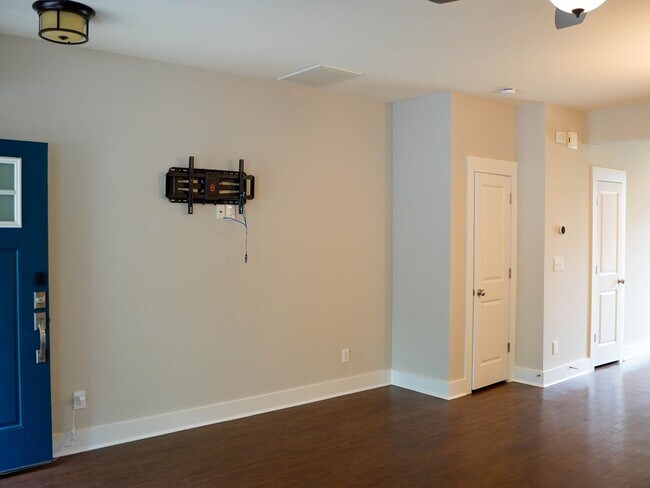 Building Photo - 2 Bedroom Townhome 2 minutes from uptown