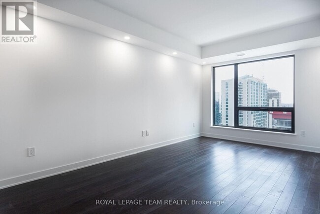 Building Photo - 340 Queen St