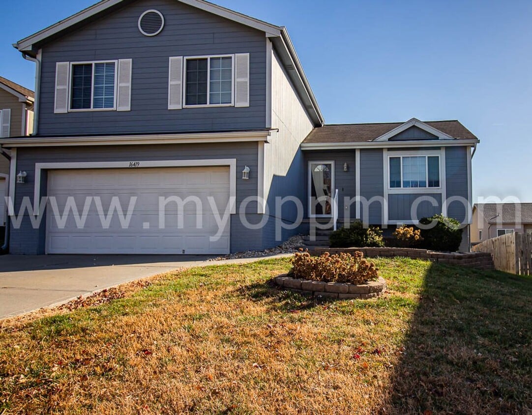Spacious 3 Bedroom house at 168th and Maple - Spacious 3 Bedroom house at 168th and Maple