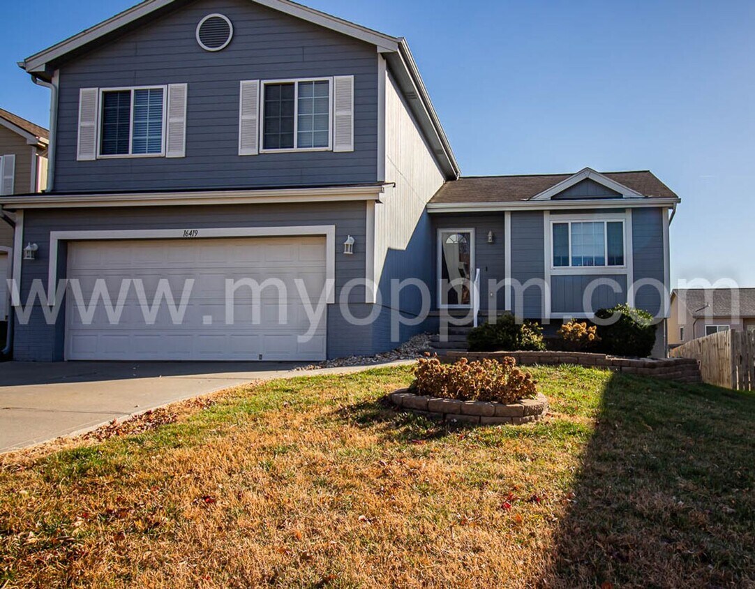 Foto principal - Spacious 3 Bedroom house at 168th and Maple