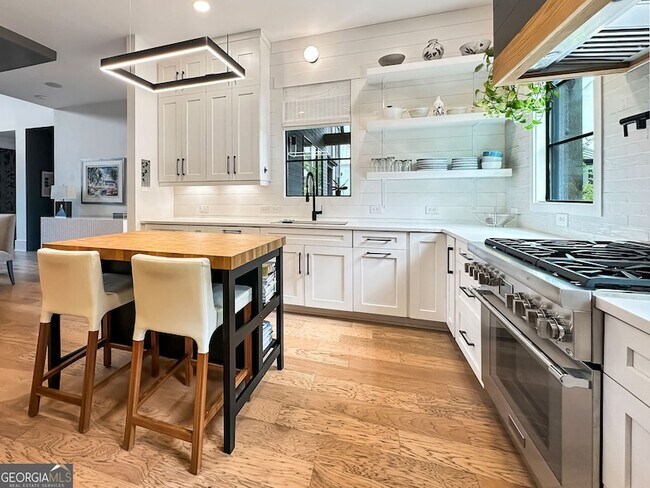 Building Photo - 300 Mado Ln