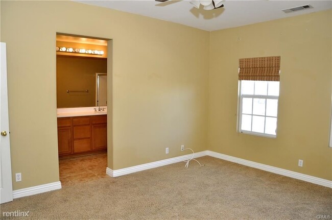 Building Photo - 2 br, 3 bath Condo - 9 Strawflower St
