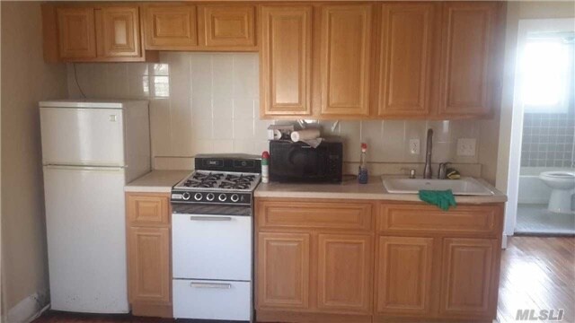 Building Photo - 10 Cornell St