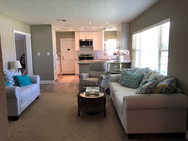Foto del edificio - Remodeled Beach Side Home