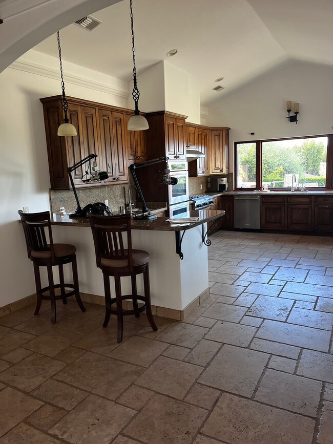 Foto del edificio - Montecito Property with a View and a Pool ...