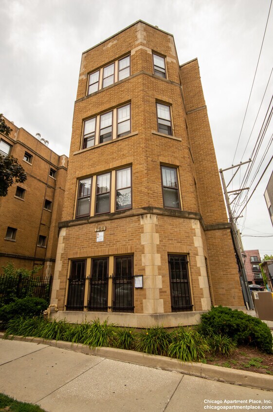 Primary Photo - 706 W Wellington Ave