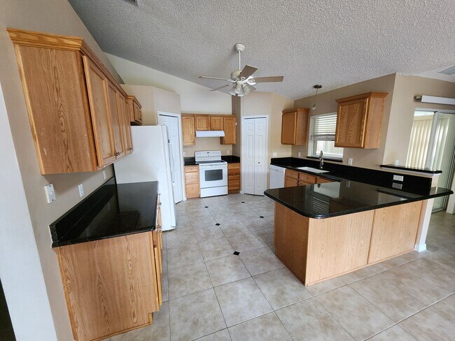 Foto del edificio - Spacious 4 Bedroom, 2 bath home,
