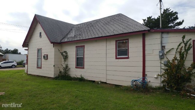 Building Photo - 3 br, 1 bath House - 501 East Hermosa