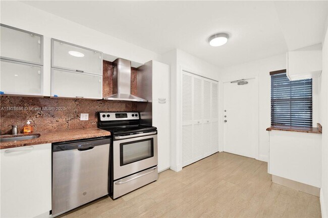 Building Photo - 3200 N Course Ln