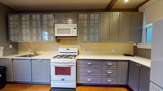 Building Photo - Room in 4 Bedroom Home at 54 Langton St