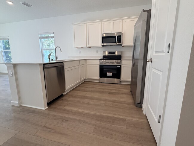 Building Photo - 543 Holly Lks Dr