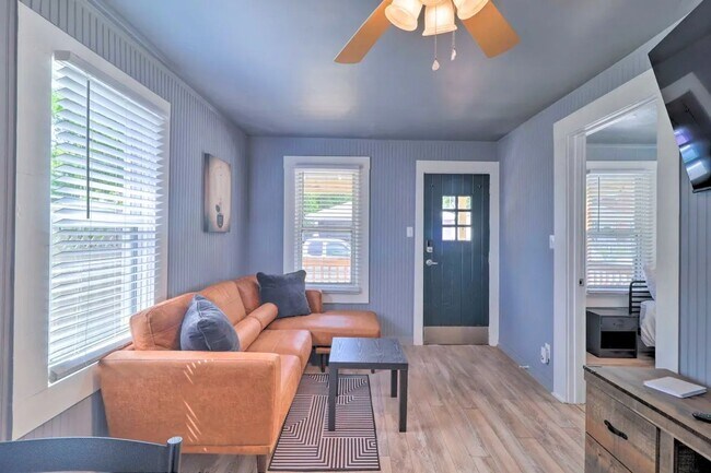 Foto del edificio - 1 MONTH FREE RENT! Cozy 2 bed 1 bath St. A...