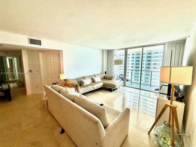 Building Photo - 1155 Brickell Bay Dr