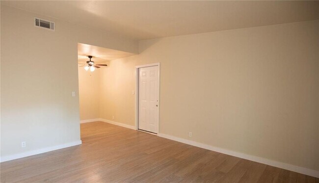 Building Photo - 102 E Lola Dr