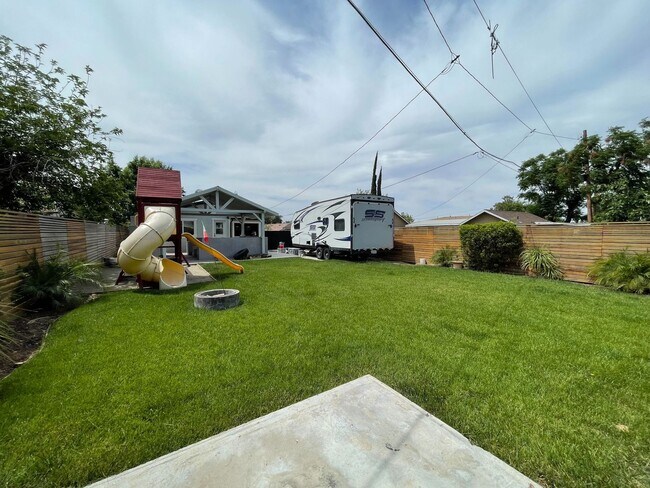 Building Photo - Charming 2BR Home in Central Riverside – U...