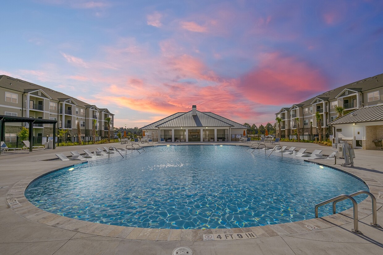 Foto principal - Crescent Pointe Apartments