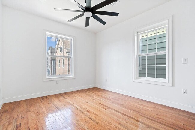 Foto del edificio - 133 W 4TH St