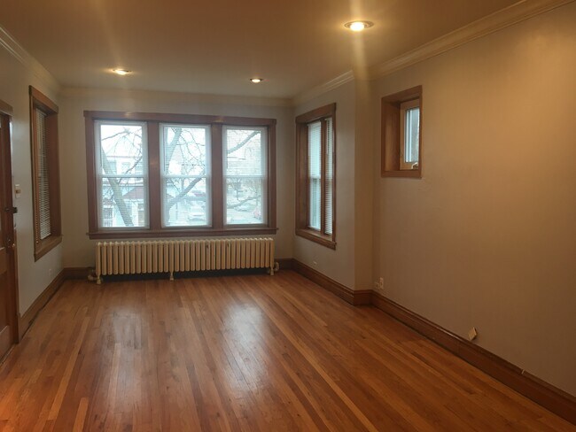 Foto del edificio - 3357 N Harding Ave