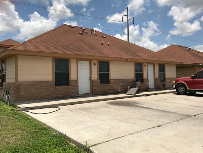 Building Photo - 315 N Rockport St