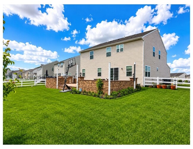 Building Photo - 805 Llanelli Dr