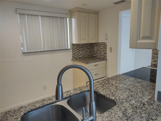 Building Photo - 5190 Las Verdes Cir