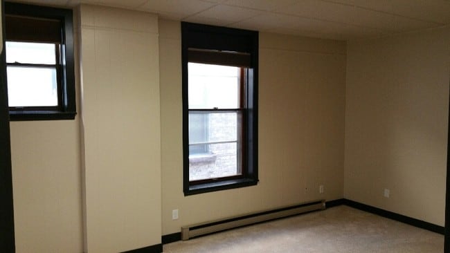 Building Photo - 303 Broadway N