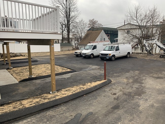 Área de estacionamiento - 16 Balmforth Ave