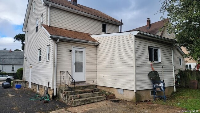 Building Photo - 110 Leonard Ave