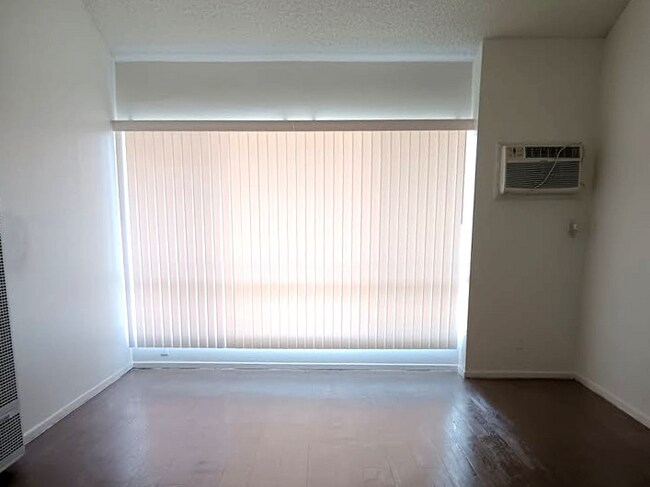 Foto del edificio - 15116 Parthenia St