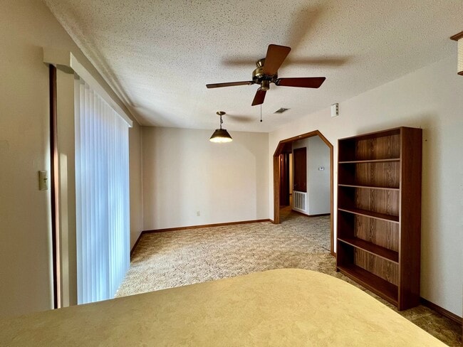 Building Photo - Come take a look at this 3-bedroom 2-bathr...