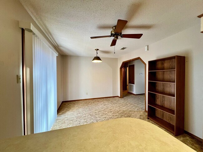 Foto del edificio - Come take a look at this 3-bedroom 2-bathr...