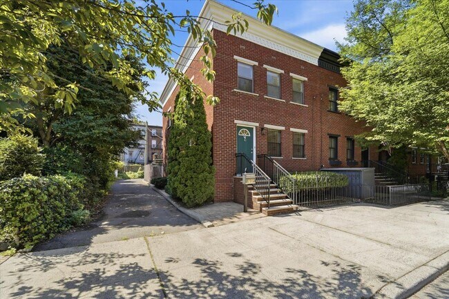 Building Photo - 295 9th St