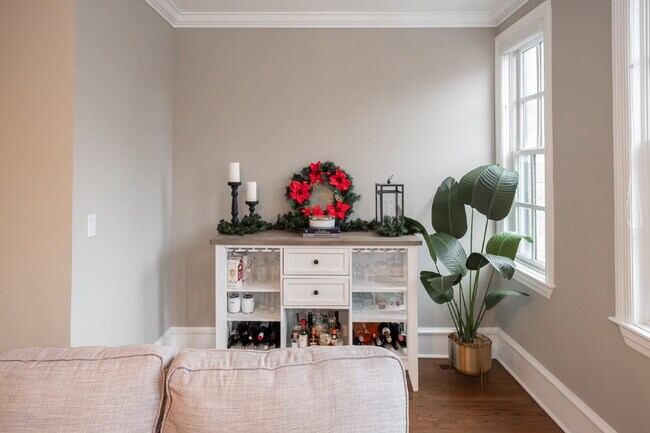 Foto del edificio - 3-Bed Urban Retreat with Fireplace & Granite Touches in Lincoln Park