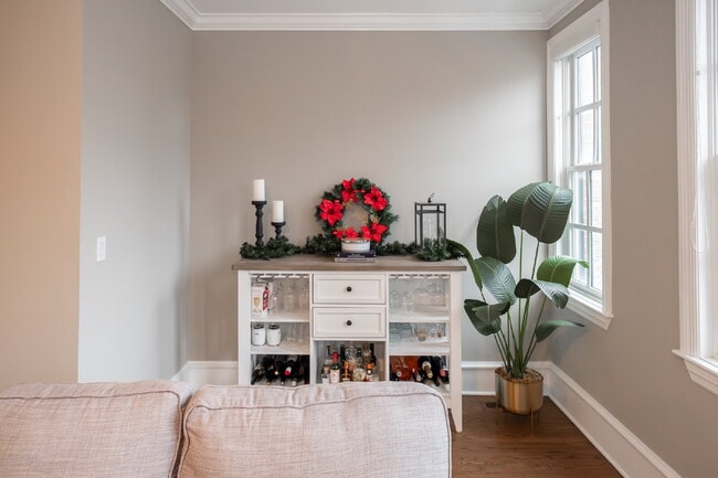 Photo - 3-Bed Urban Retreat with Fireplace & Granite Touches in Lincoln Park Apartment