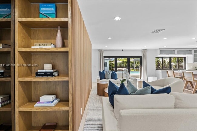 Building Photo - 116 W 1st Ct