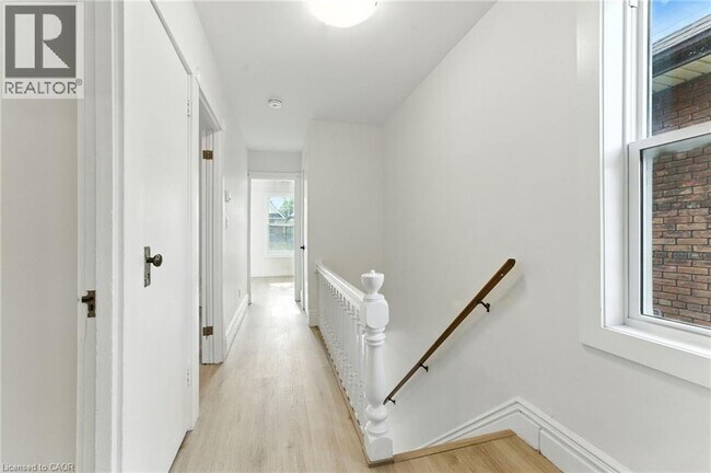 Photo du bâtiment - 176 Balsam Ave S