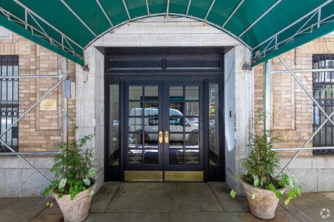 Entrada - 41 W 82nd St